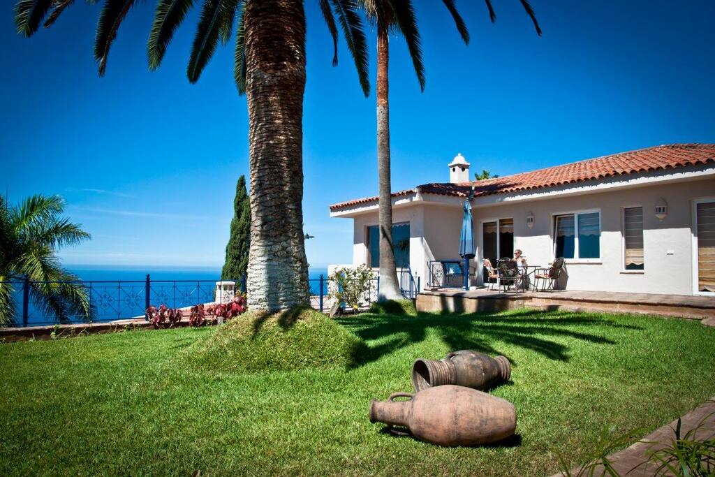 Der Blick vom Garten auf die Villa