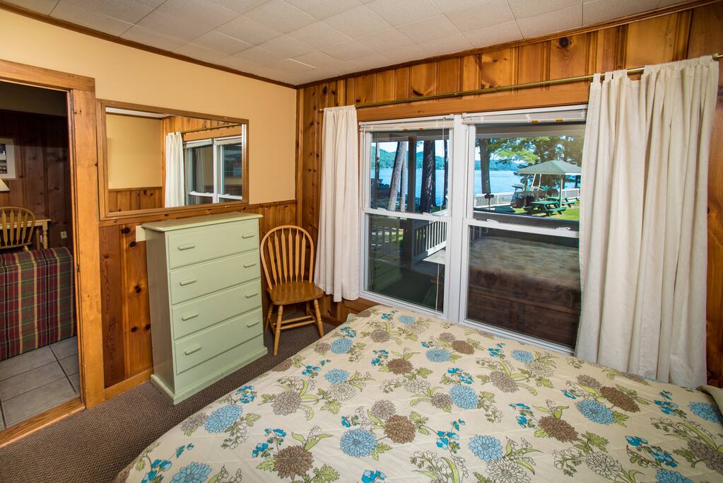 first bedroom (1 Queen)