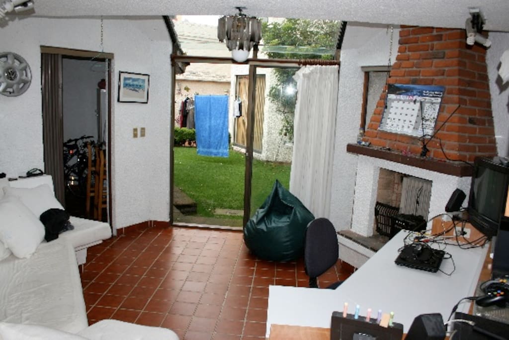 Sala de estar con chimenea y escritorio