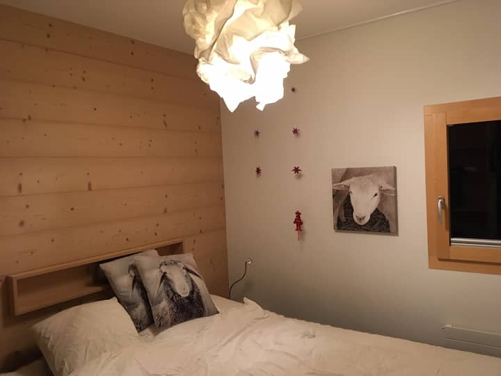 Dormitorio 2 con una cama plegable de 160 x 200 cm y baño en suite con ducha/inodoro