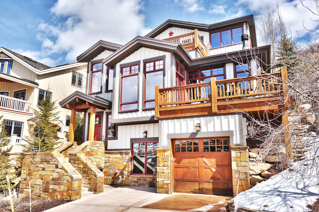 Welcome to 202 Ontario: 4 stories, 2 decks, 1 car garage, 2 car driveway, hot tub, outdoor BBQ.