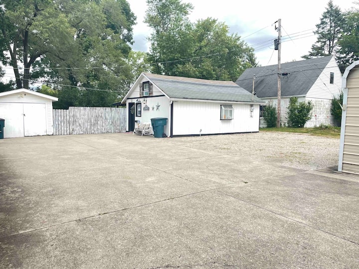 The Milton Manor W/ *HOT TUB * & GAME ROOM!