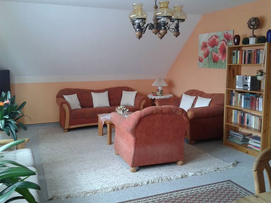 Gemütliches Wohnzimmer mit Couchgarnitur und Flachbild-TV. Wlan Empfang gibt es auch