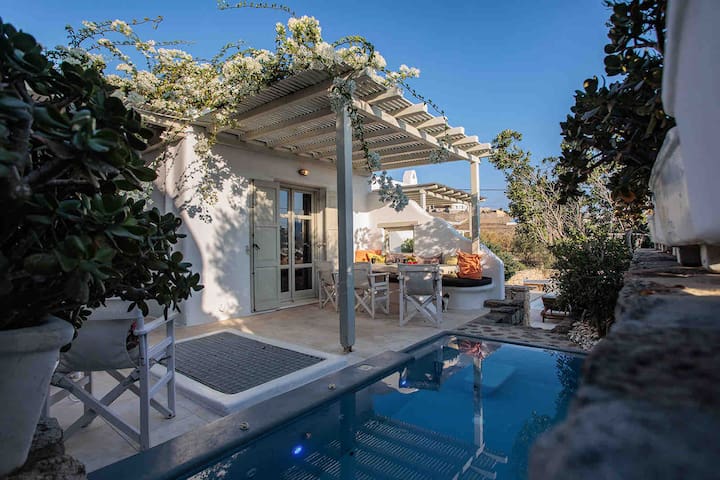 Elegant villa close to the beach with private pool