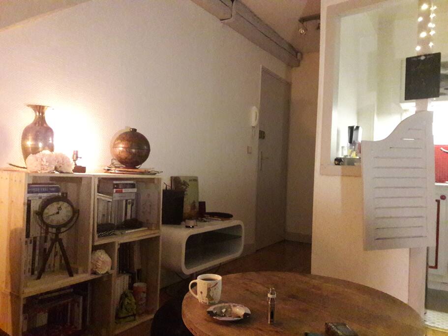 Entrée vue depuis le salon/nuit