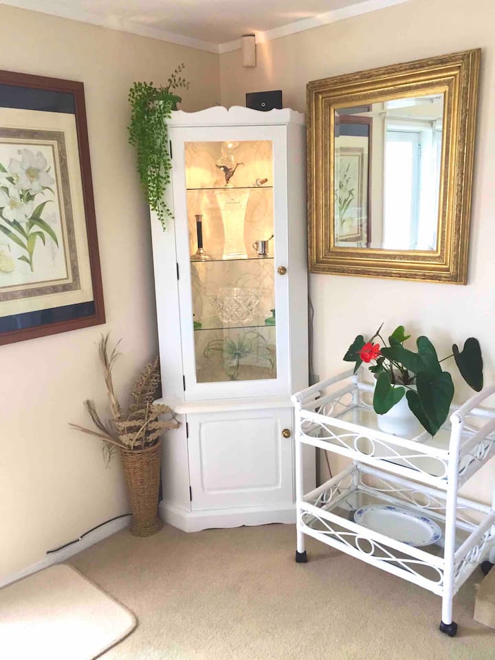 "A Cottage In Sunny Orakei Beach" (2 Bedrooms) - Auckland