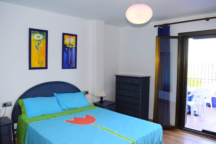 Главна спална соба со поглед кон океанот и излез од терасата