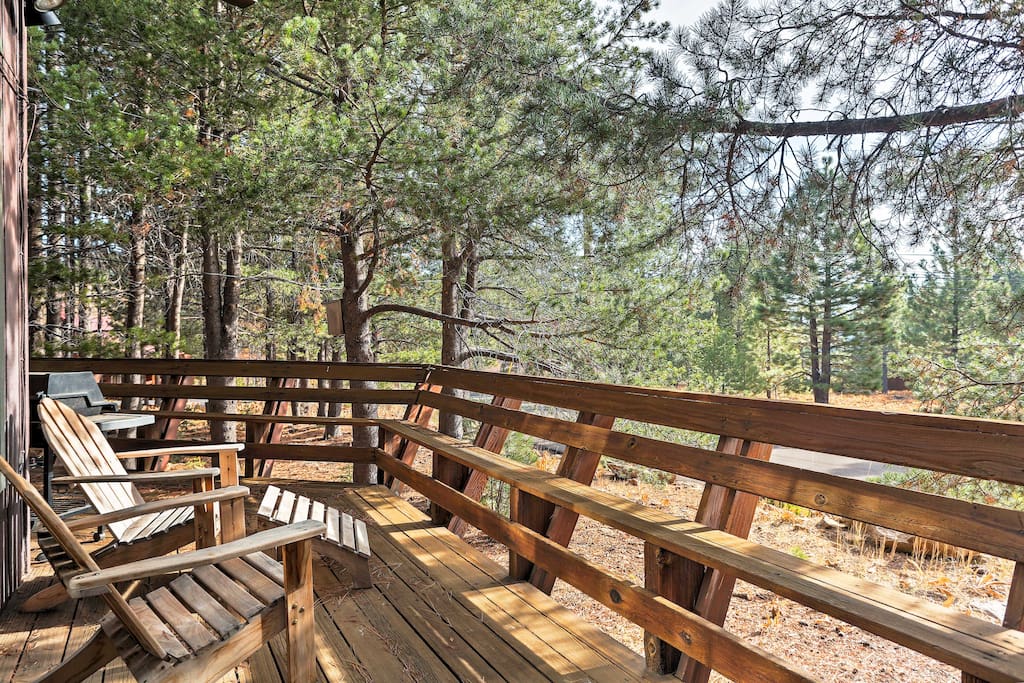 This cozy home provides easy access to the Tahoe Donner Downhill Ski Area, Donner Lake, golf, tennis and so much more!