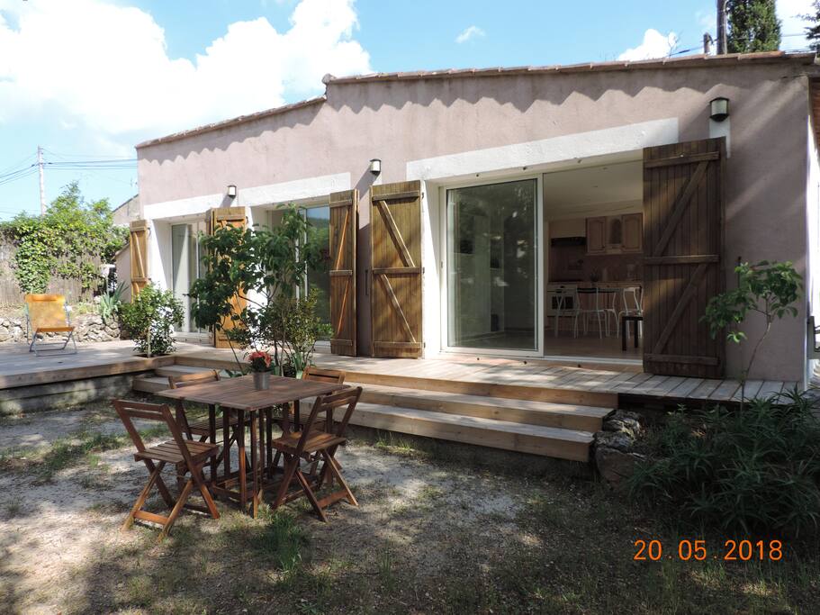 façade salon et chambres sur terrasse en bois
