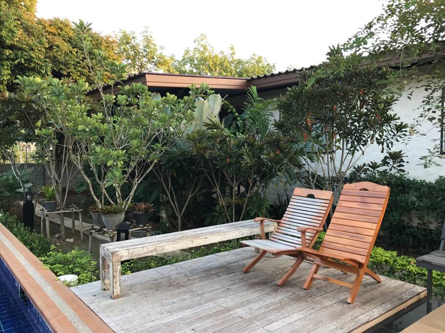 ที่นั่งบริเวณสระว่ายน้ำ