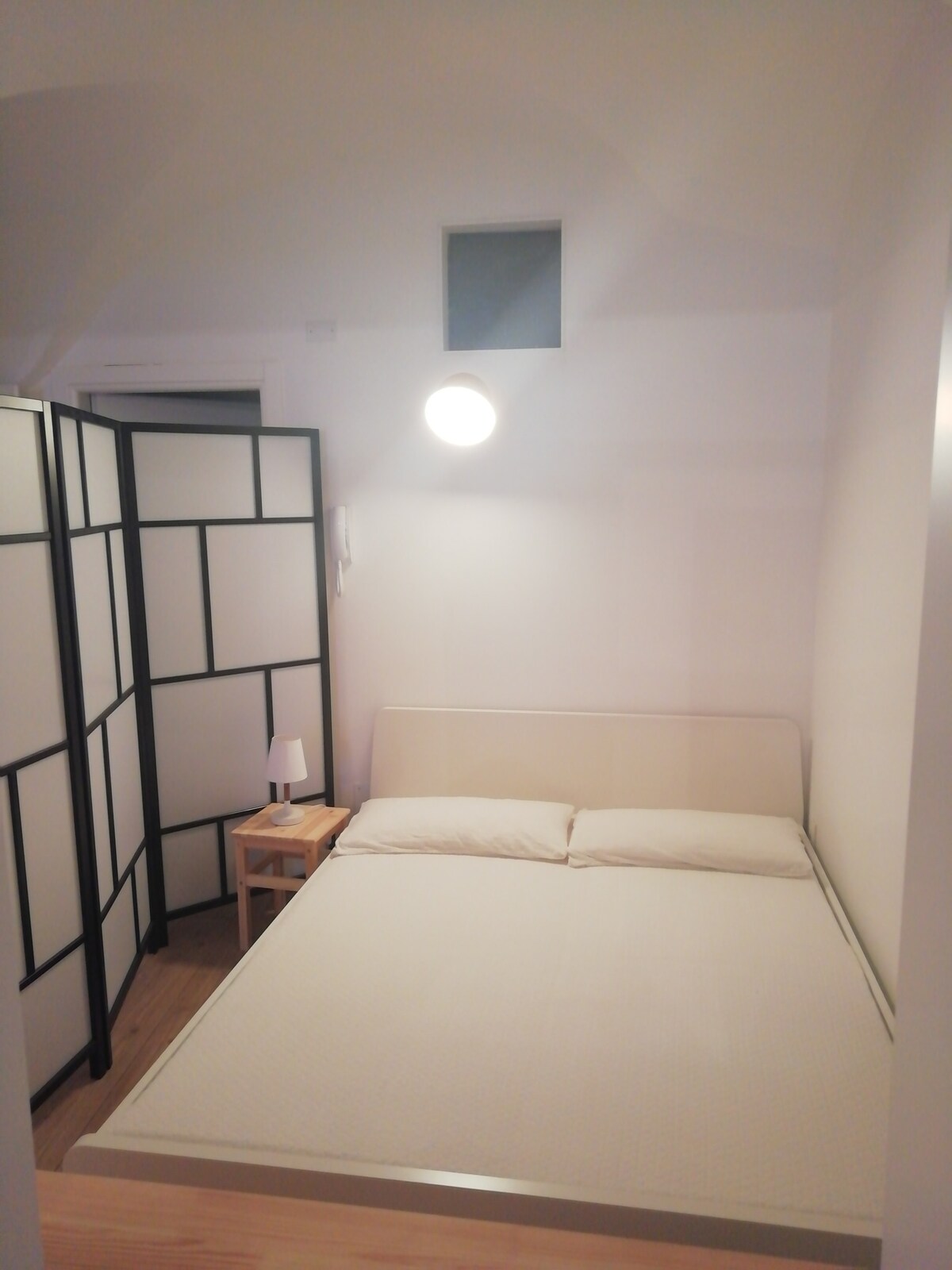 Dormitorio con cama queen size