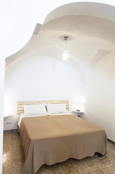 alcova con letto matrimoniale
