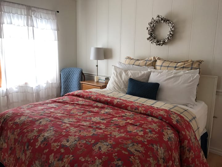 Dormitorio 2 con cama tamaño queen.