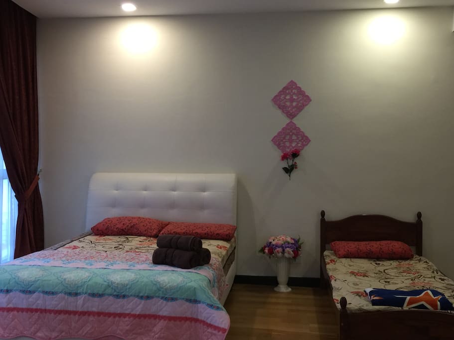 Master Bedroom
(Paris) = 3 Pax
1 Queen Size Bed
1 Single Bed
Private Bathroom with Bath Tub