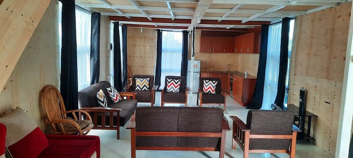 พื้นที่นั่งเล่นและห้องครัวแบบเปิดโล่งแสนอบอุ่น