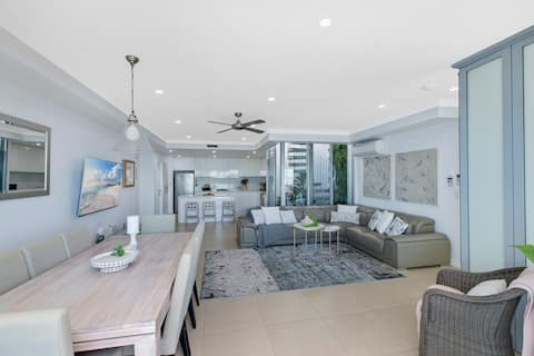 Popular Airbnb listing: Stunning 2 level Penthouse, Rooftop Hot tub & BBQS in The Entrance