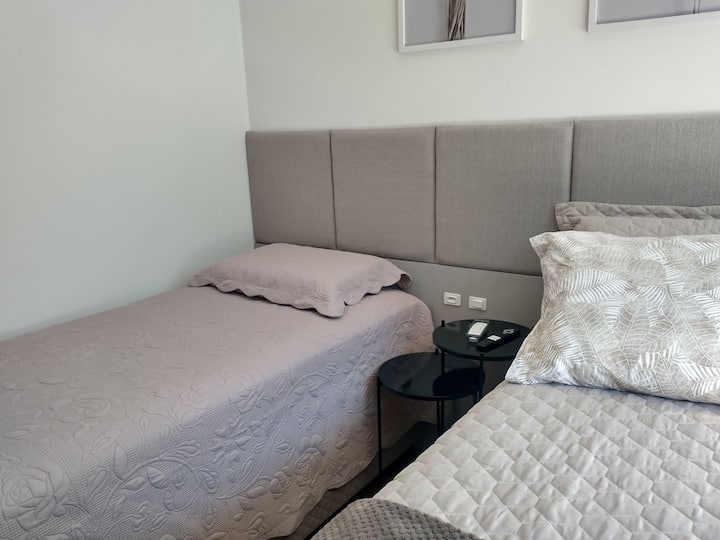 Dormitorio encantador y cómodo con 1 cama doble y 1 cama individual 