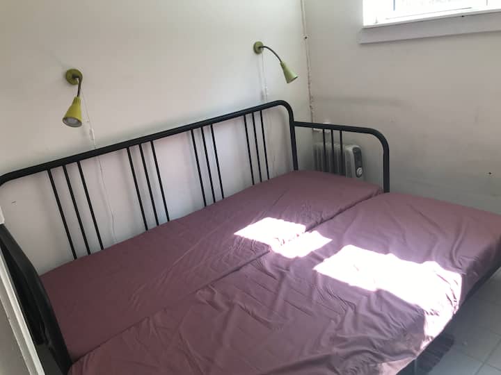 Спална соба во подрум со 1 двоен кревет (кауч за спиење) - оваа соба не е загреана и затоа е погодна само за летото. Остатокот од куќата има греење.