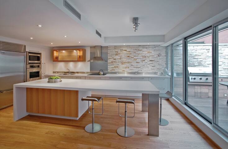 Designers Walk Penthouse gallery image 3