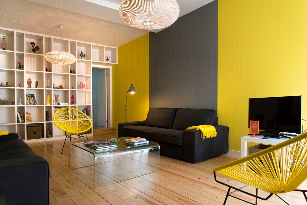 Living Room with guide books and Lisbon litterature