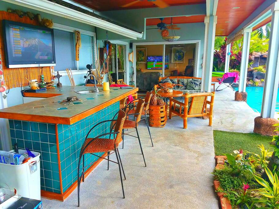 Downstairs (common) pool bar