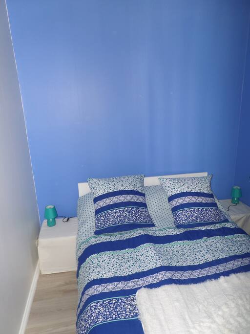 Chambre cocooning dans alcôve fermée avec lit de 140cm