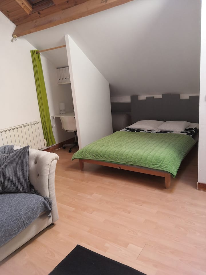 Eneo la ofisi na eneo la kulala 