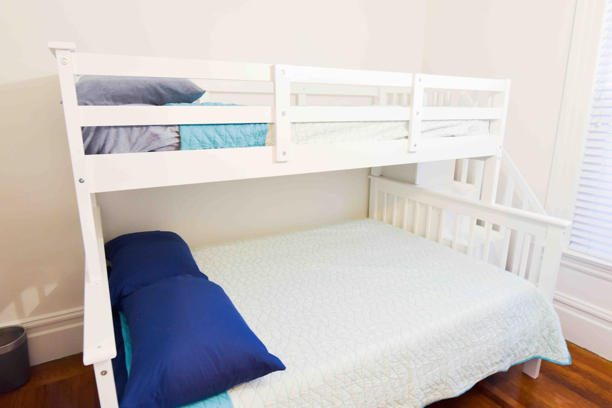 Chumba cha kulala cha tatu. Magodoro mapya yenye sponji yenye ukubwa wa mara mbili. 