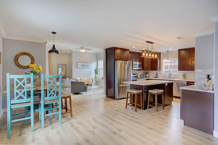 Gorgeous VACATION Home CENTRAL TO EVERYTHING!!