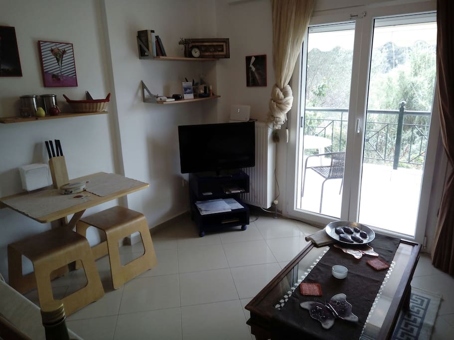Living room and kitcen - Σαλόνι και κουζίνα.