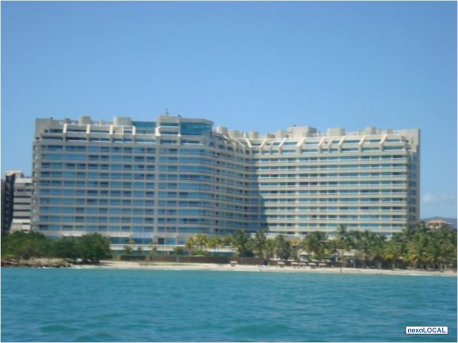 Panoramic view / Vista panorámica del condominio