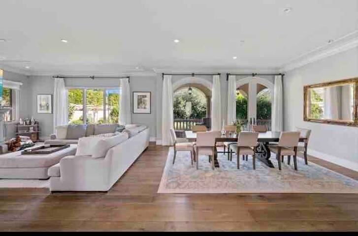 Elegant Spacious Italian Villa in Western Malibu gallery image 2