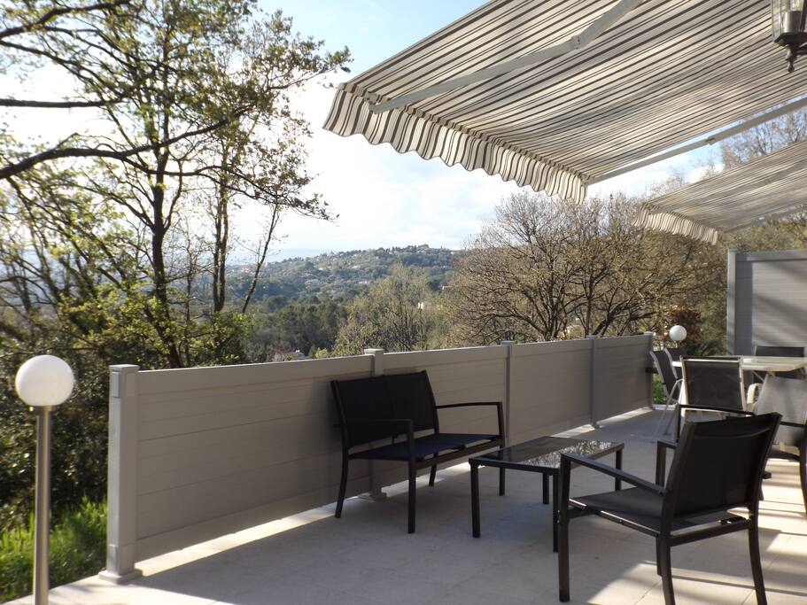 Terrasse avec vue sur la montagne et le village.