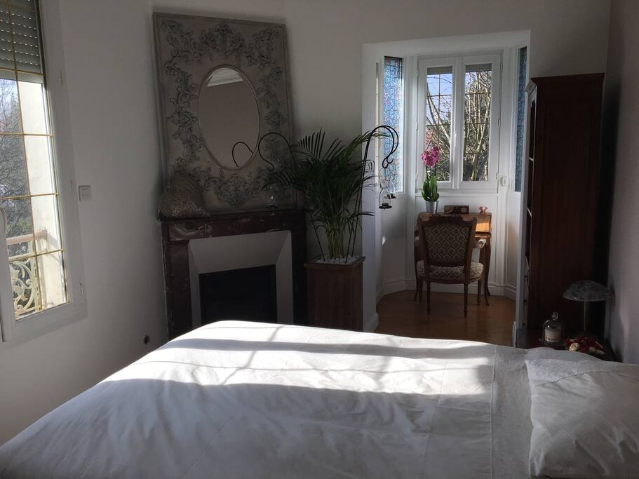 La chambre, très calme, donne sur le jardin de derrière.