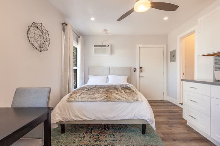 7770.5 - Cozy Studio | Melrose District LA