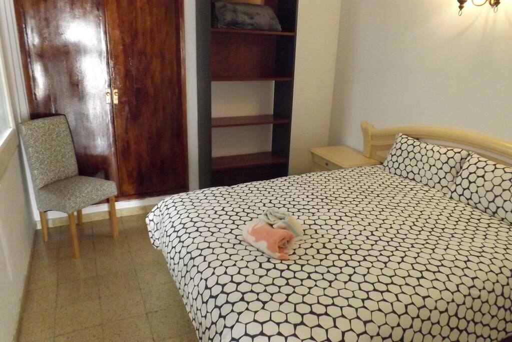 Dormitorio con cama XXL