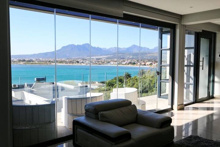 Ultraluxe Penthouse (Sea View) – Solar Powered gallery image 4