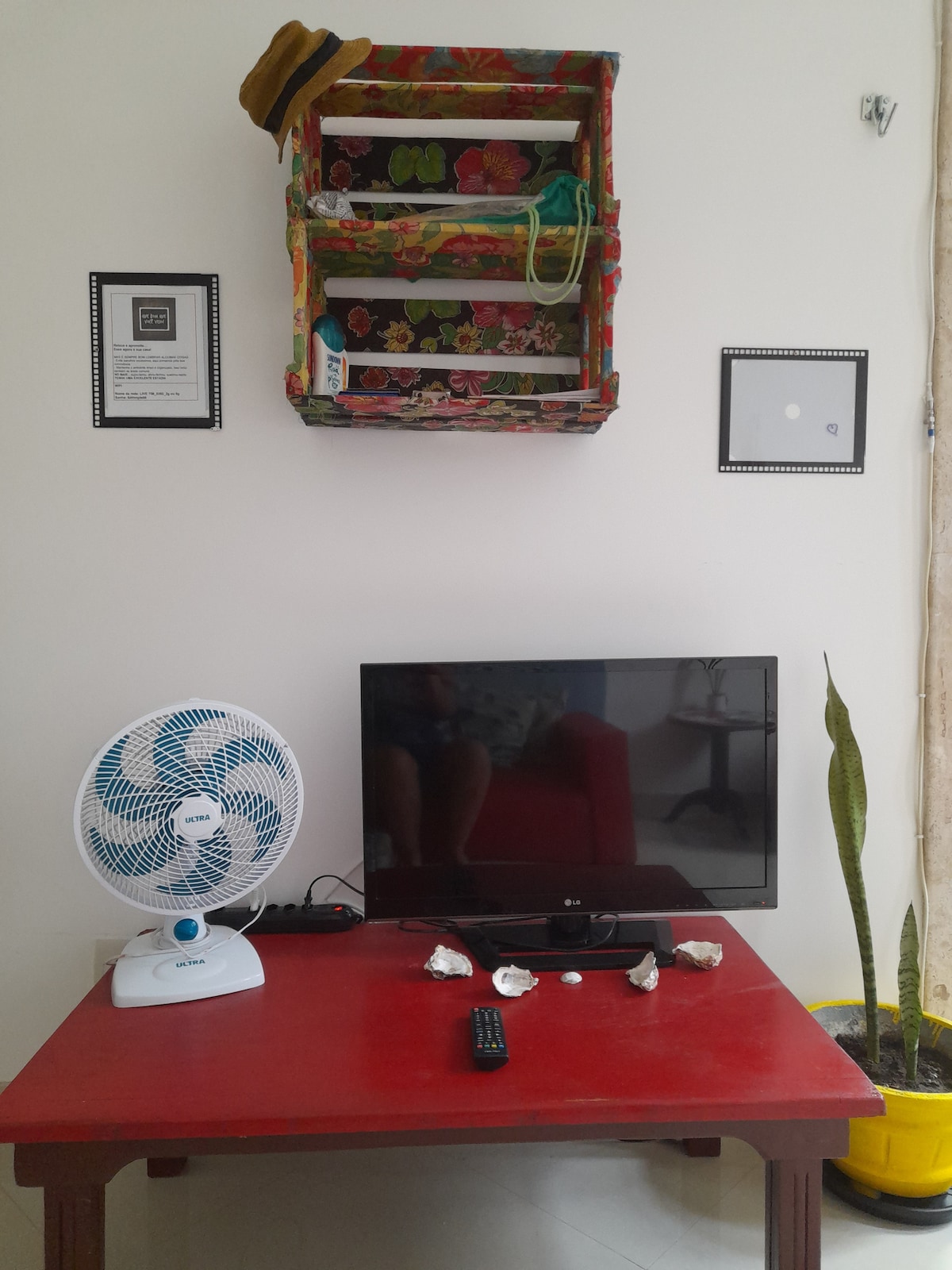 Აქ არის ტელევიზორი, ტერასა და დომინო დროის გასატარებლად.