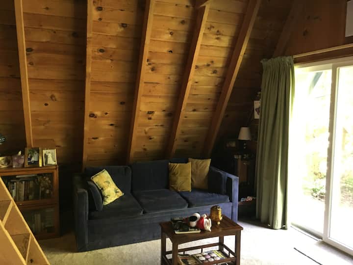 Მყუდრო მისაღები ოთახი ორმაგი მოძრავი მინის კარებით, საიდანაც იშლება ხედები. 
Გასაშლელი თეთრეული ყავის მაგიდის საბარგულში.