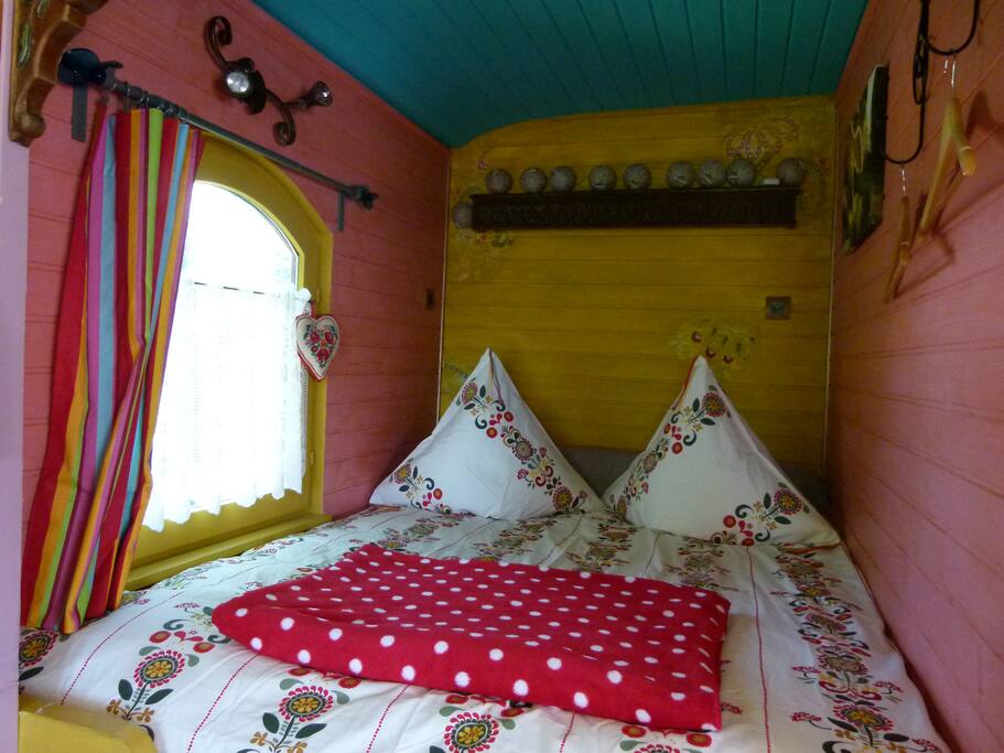 La chambre en alcôve (vrai lit de 140 x 190 avec surmatelas)