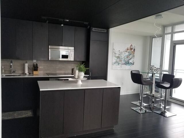 Stunning Two Storey Penthouse in Downtown gallery image 5