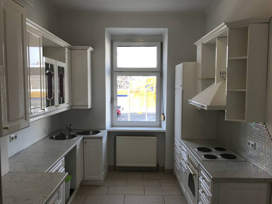 Küche mit Herd, Kühlschrank, Geschirr,Besteck