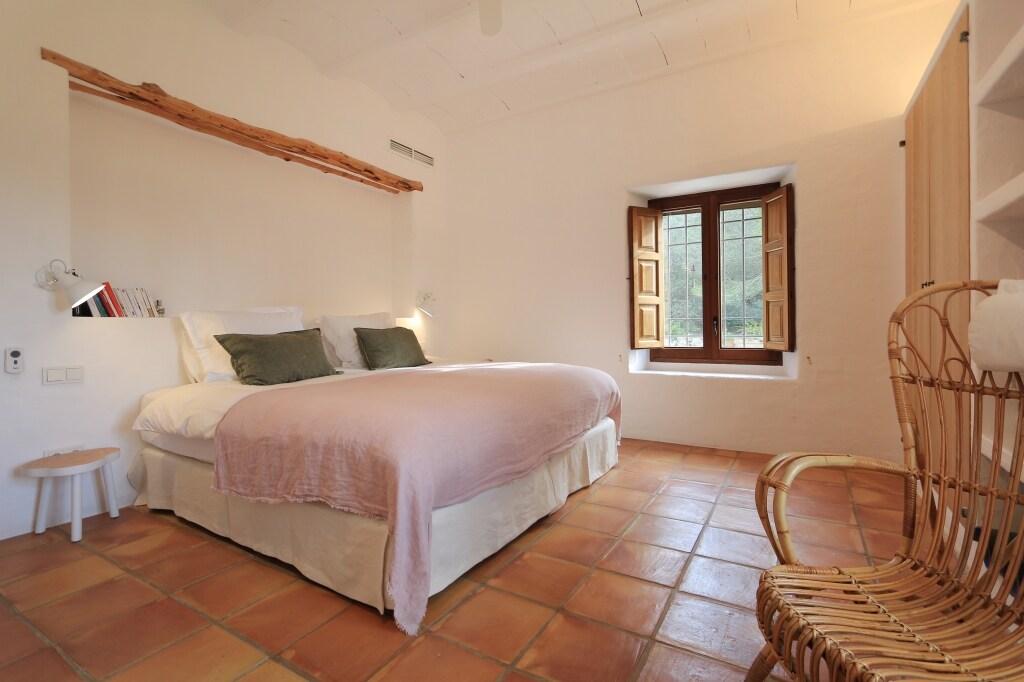 Მეხუთე  საძინებელი 193 × 203 სმ ზომის საწოლით