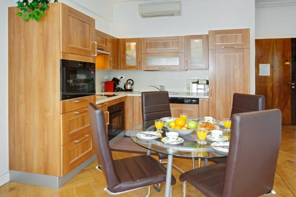 Kitchen & dining table