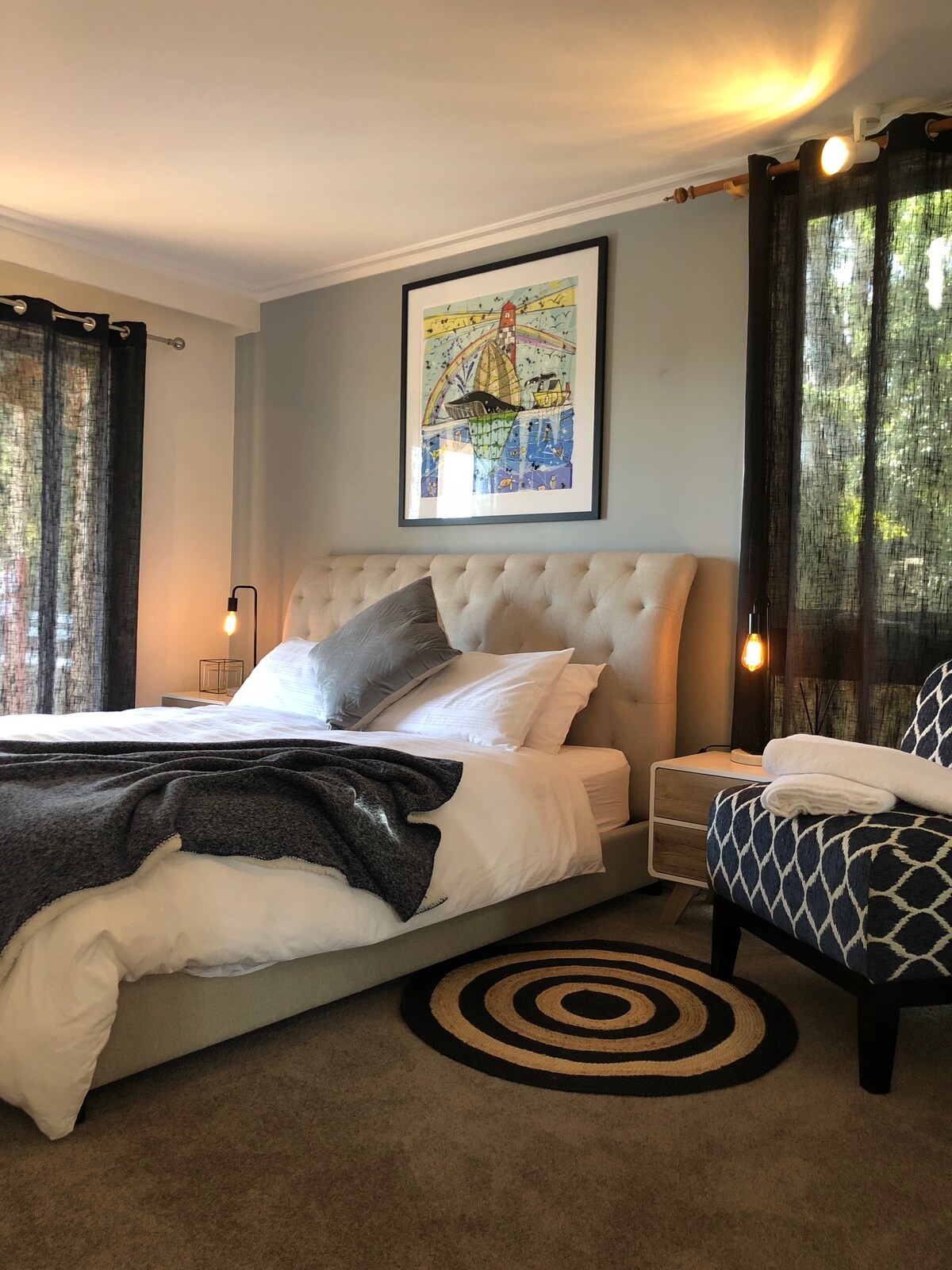 La cama King para huéspedes tiene vistas a la piscina y a la casa lateral. Armario y ventilador correderos con espejo