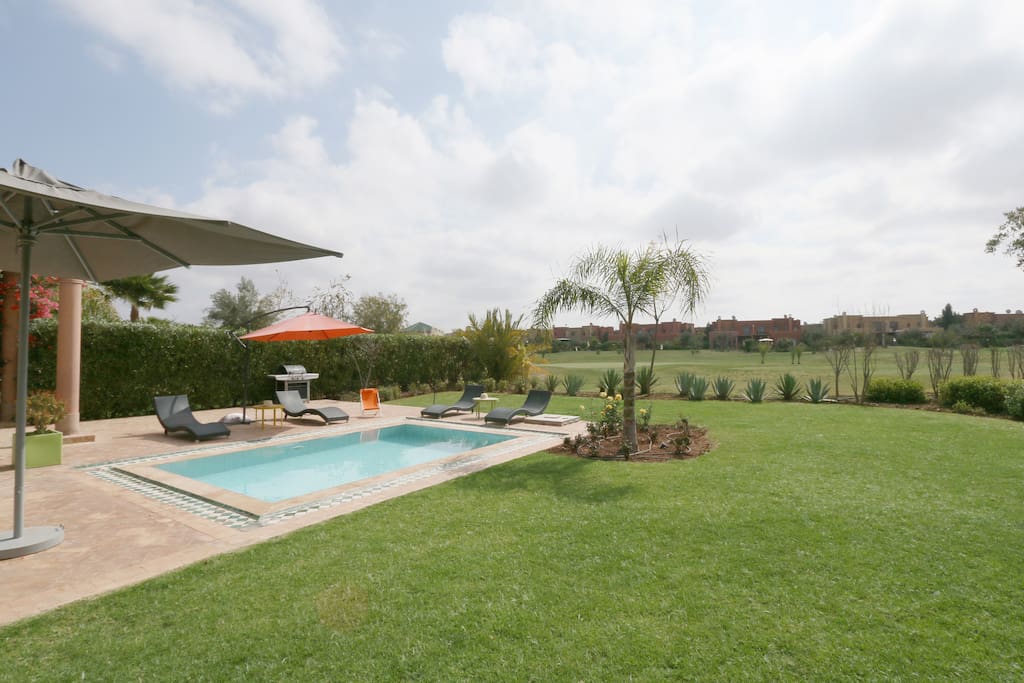 Piscine avec sa splendide vue sur le Golf