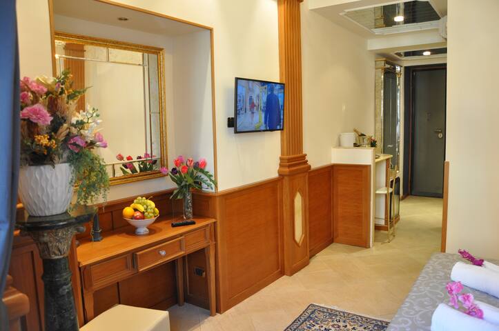 Rome Imperial Crown gallery image 5