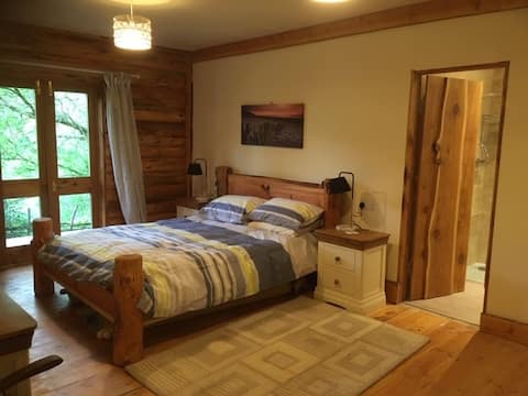 Wild Wood Cabin - hot tub, private fishing lake