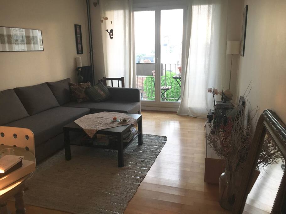 La salon avec balcon (5e étage). Espace très lumineux.