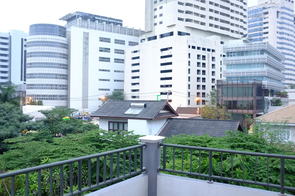 Close to Radchapisek Rd. criminal court, 7-11, 24 Hr Tesco and local restaurants.